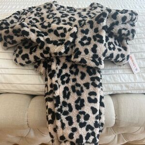 Cozy Women’s Leopard Fleece Pajama Set - Black on Cream